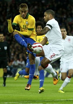 Glen Johnson berebut bola dengan Neymar. Reuters/Eddie Keogh.