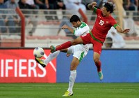 Irfan Bachdim terbang untuk menghadang tendangan Salam Shaker. Reuters/Mohammad Abu Omar.