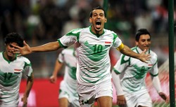 Younis Mahmoud merayakan gol yang dibuatnya di menit ke-66. Reuters/Mohammad Abu Omar.