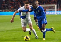 Mario Balotelli mendapat pengawalan ketat dari Stefan de Vrij. Reuters/Michael Kooren.