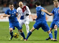 Arjen Robben berusaha melewati Marco Verratti, Andrea Ranocchia dan Ignazio Abate. Reuters/Michael Kooren.
