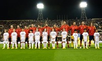 Para pemain Spanyol berpose bersama sebelum pertandingan. (Yuniarto).