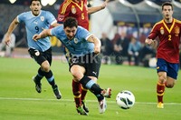 Cristian Rodriguez melepaskan tembakan keras ke gawang Spanyol. Dalam pertandingan ini, Cristian Rodriguez membobol gawang Spanyol di menit ke-32. (Yuniarto).