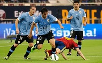 Para pemain Uruguay berusaha mematahkan serangan Spanyol. (Yuniarto).