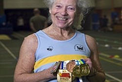 Luar Biasa! Nenek Lincah Ini Jadi Atlet Berprestasi di Usia 77 Tahun