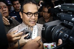 Jadi Tersangka KPK, Di Mana Gubernur Rusli Zainal?