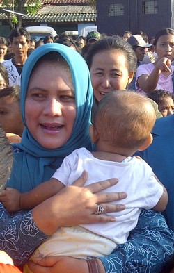  Istri Jokowi & Istri Dahlan Iskan Bagikan Seragam & Beras di Ancol