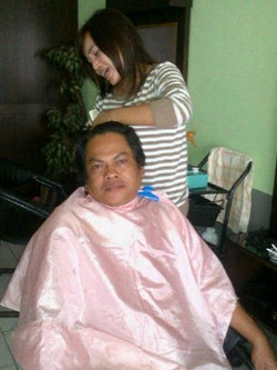 Gubernur Riau Jadi Tersangka, Pria Ini Cukur Rambut Gondrongnya