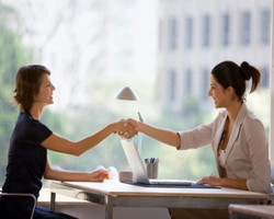 Hallo Effect, Kesan Pertama yang Bisa Buat Pelamar Sukses Diterima Kerja