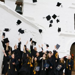 5 Idola KPop Ini Akhirnya Lulus SMA