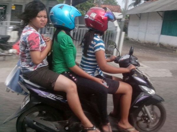 3 Gadis Naik Motor