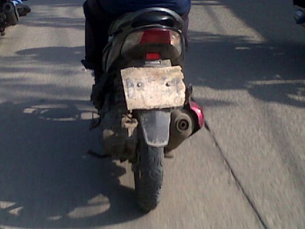 Pelat Nomor dari Tripleks