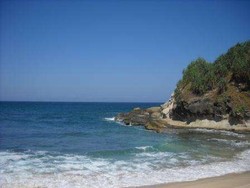 Kecantikan yang Berbahaya Milik Pantai Klayar di Pacitan