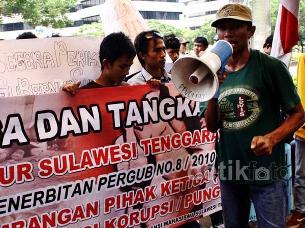 Mahasiswa Tuntut KPK Periksa Gubernur Nur Alam