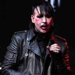 Sakit, Marilyn Manson Muntah & Tumbang di Panggung