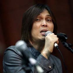 Once Coba-coba Isi Waktu Jadi Produser Band Rock