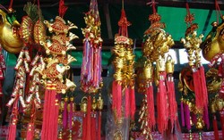 Pernak-pernik Imlek, Kembang Api, Ang Pao, dan Pohon Sakura