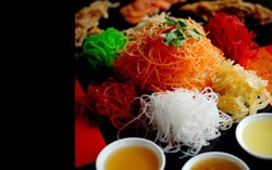 Ingin Menikmati Kelezatan Yee Sang? Pesan Tempat di Resto Ini!