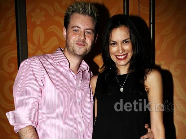 Sophia Latjuba Gandeng Pria Bule