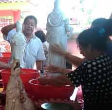 Jelang Imlek Klenteng Pay Lien San Mandikan Patung Dewa