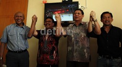 Rahmad Darmawan (kiri) bersama Manajer Timnas PSSI U-23, Edi Nurinda (kedua dari kiri), Kasatlak Prima, Marsda TNI (Purn) Surya Dharma (kedua dari kanan) dan Aji Santoso, saling mengangkat tangan usai pertemuan terkait pengusulan pelatih Timnas U-23.