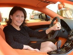 Ini Dia Wanita Sales Mobil Paling Jago