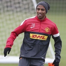 Ashley Young Siap Tampil Lawan The Toffees