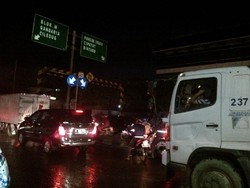 Genangan Sudah Surut, Lalu Lintas Depan Gandaria City Tetap Macet