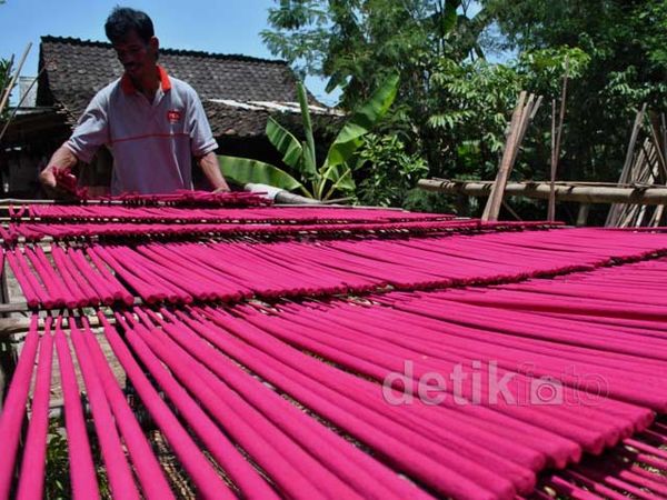 Diserbu Hio Impor, Perajin Hio Lokal Menjerit Diserbu Hio Impor, Perajin Hio Lokal Menjerit