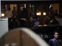 Rumah Anas Dipenuhi Ratusan Orang