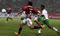 Meski telah tua, namun Maldini tetap sulit dilewati.