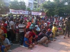 Harap Angpau Imlek, Ribuan Pengemis Menyemut di Vihara Dharma Bhakti