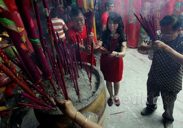 Umat Konghucu Khusyuk Berdoa