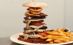 Burger 7.000 Kalori Ini Harus Habis dalam Waktu 20 Menit!