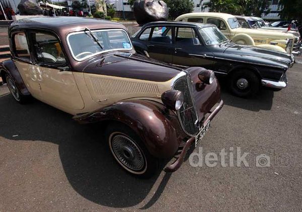 Puluhan Mobil Klasik Mejeng di Kemenpora