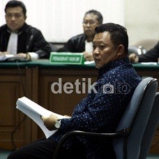 Mantan Bupati Buol Amran Batalipu Hadapi Vonis