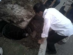 Jokowi Jongkok & Melongok Sumur Resapan di Balai Kota