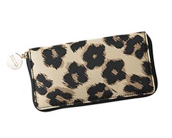 Motif Leopard & Detail Pita, Tren Aksesori Terbaru Red Valentino