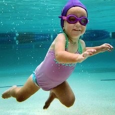 Belum Lancar Berjalan, Bocah Ini Mampu Berenang 150 Meter Nonstop