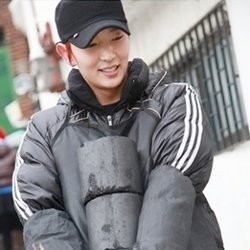 Lee Junki Sumbang Arang Bersama Fans