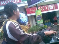 Helm Bapak untuk Bayi