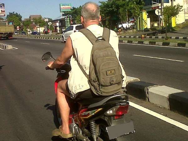 Duh Mister! Kok Tidak Pakai Helm?