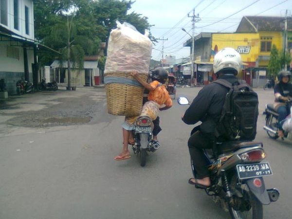 Perjuangan Ibu Penjual Kerupuk