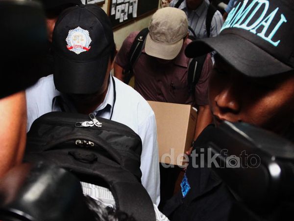 KPK Geledah Ruang Kerja Lutfhi Hasan