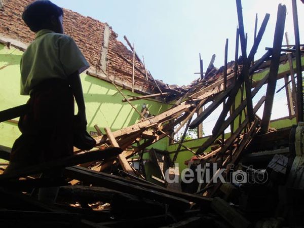Atap SD di Banyumas Ambruk