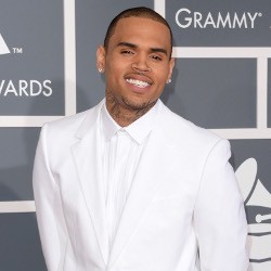 Chris Brown Sendirian di Karpet Merah Grammy Awards