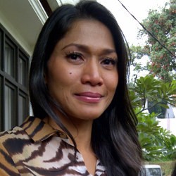 Suami Bawa Bukti Foto Seksi ke Sidang Cerai, Anne J Cotto Nangis