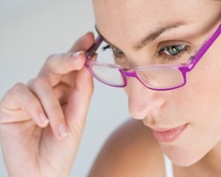 Ini Riasan yang Cocok untuk Pengguna Kacamata