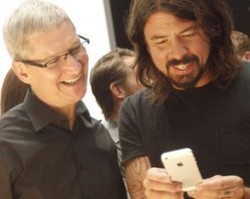 Tim Cook Tak Suka Apple Perang Lawan Samsung