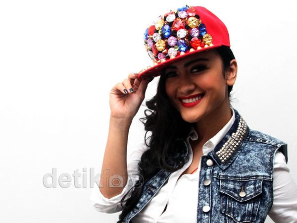 Julia Perez Bergaya ala Rihanna